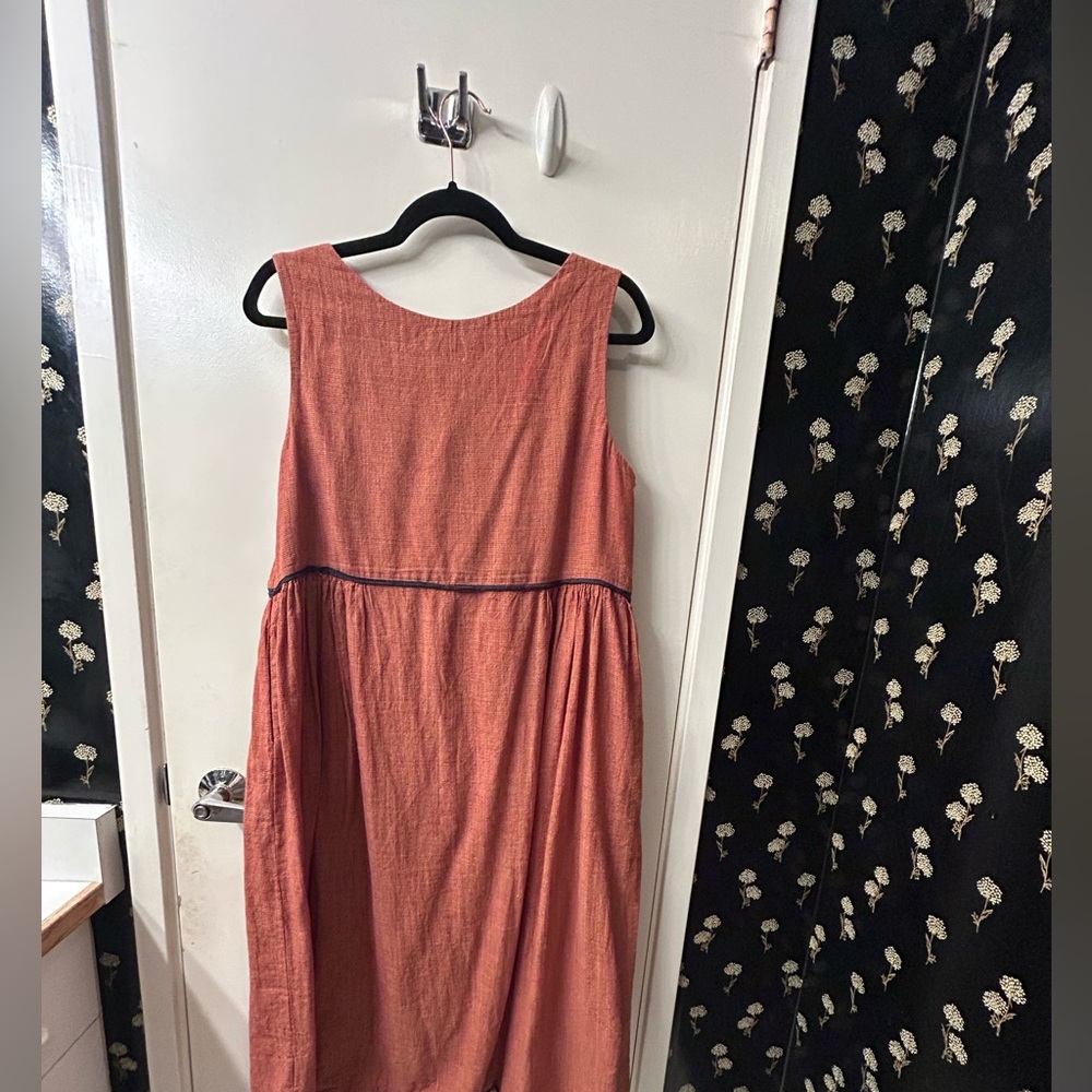 Chic Sleeveless Rust Midi Dress